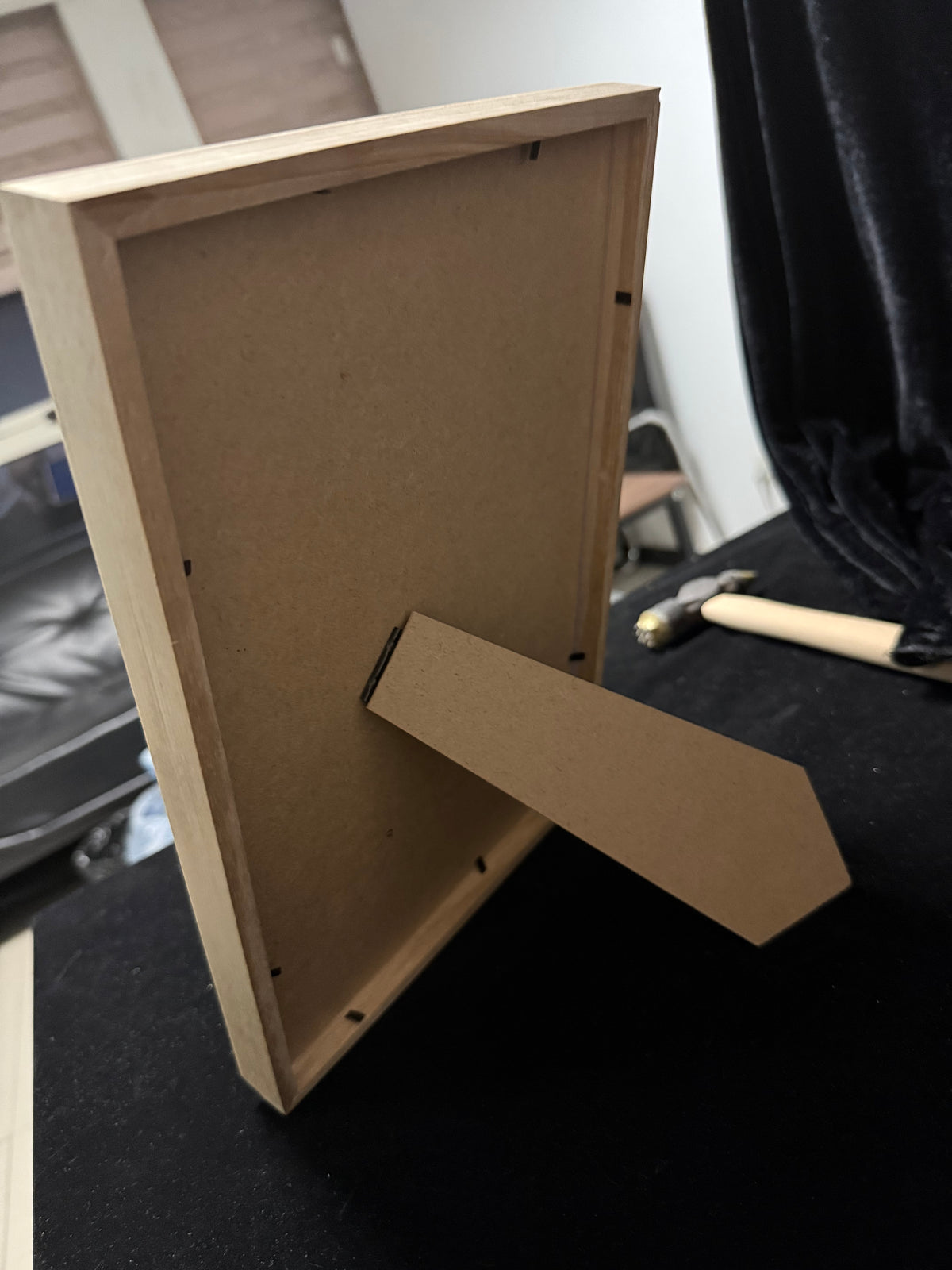 Handgefertigtes Lackglas-Porträt – Holz-Display-Edition