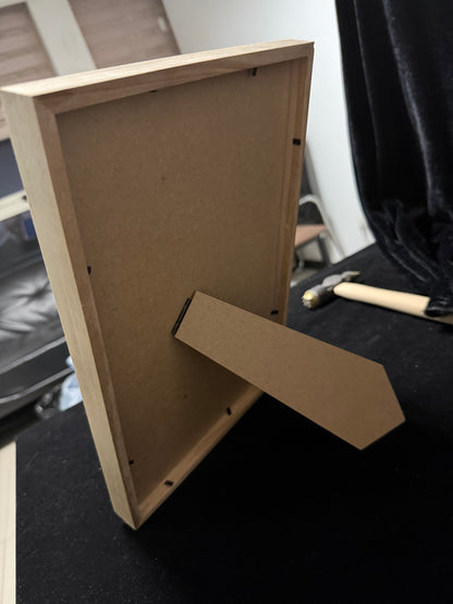 Handgefertigtes Lackglas-Porträt – Holz-Display-Edition
